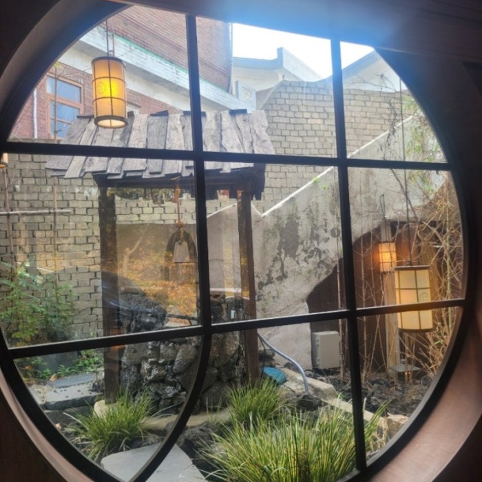 Quiet shabu-shabu restaurant atmosphere at the top of Changsin-dong in Seoul