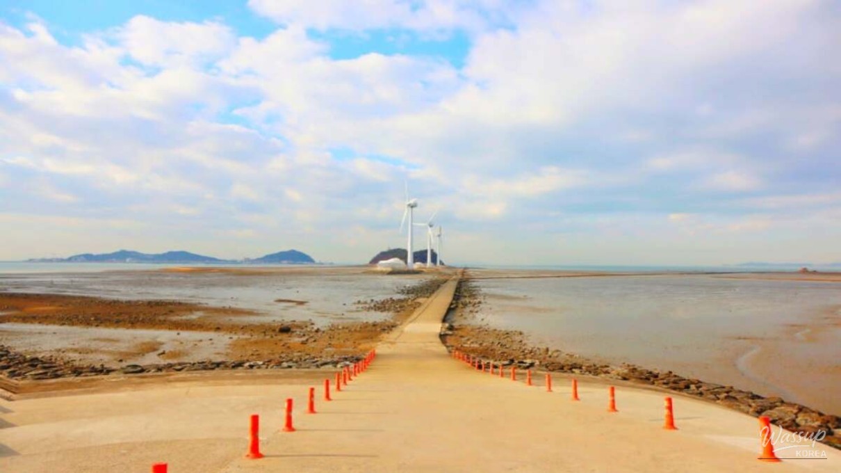 Low-tide walkway connecting Tando Port to Nueseom Island across the tidal flats