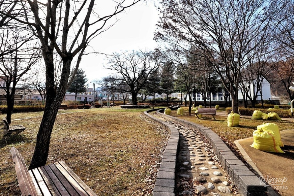 Restaurants and dining area at Hanwoo Soup Village in Ham-an