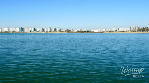 Peaceful winter walking path near Suseong Lake in Daegu