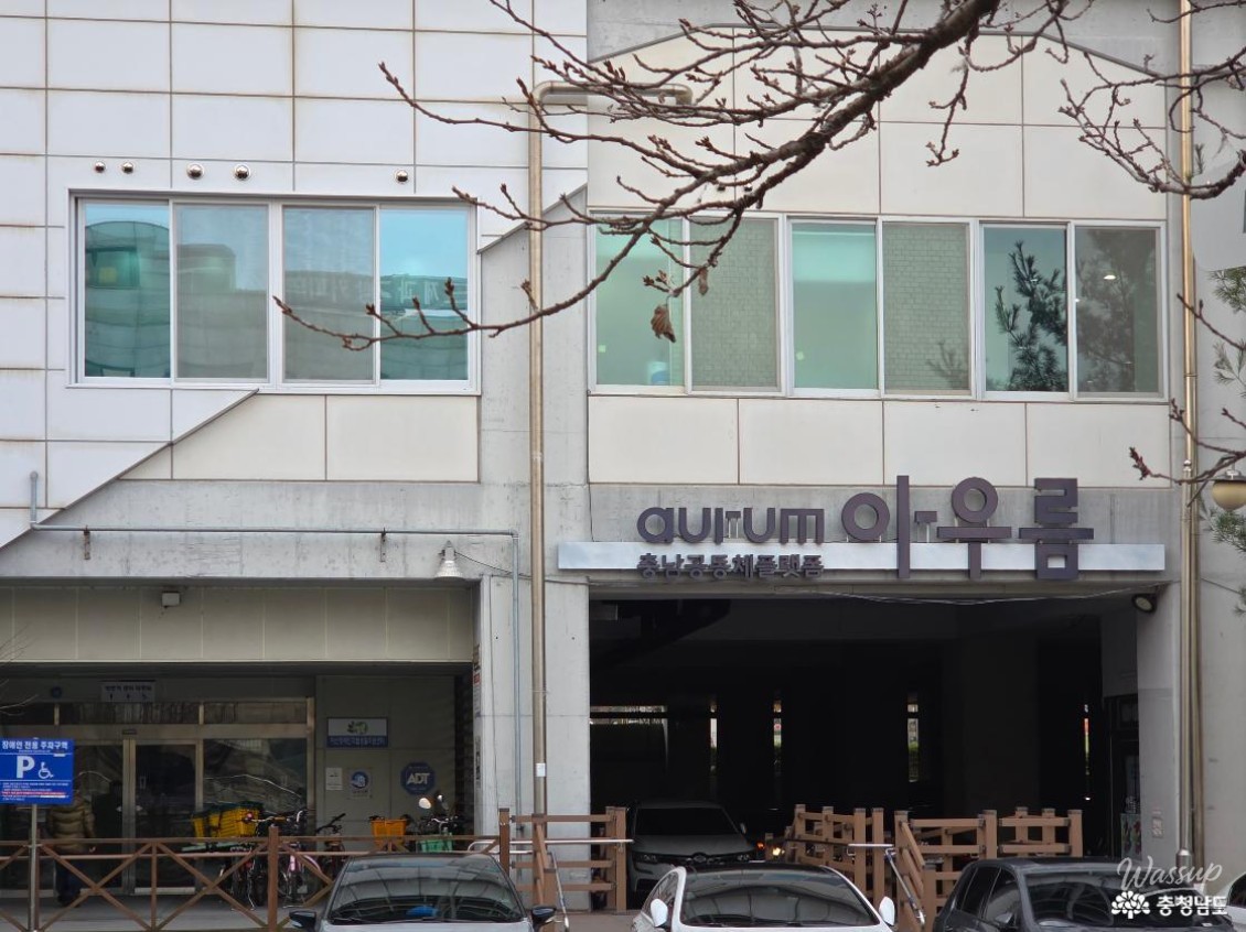 Single sofa seat along the wall equipped with table, lighting, and power outlets
