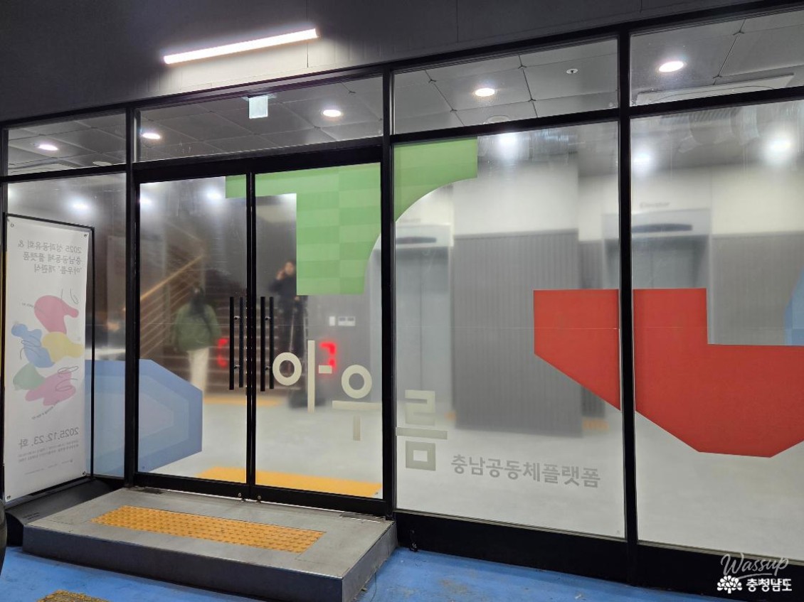 Partitioned individual workspaces designed for quiet study and concentration