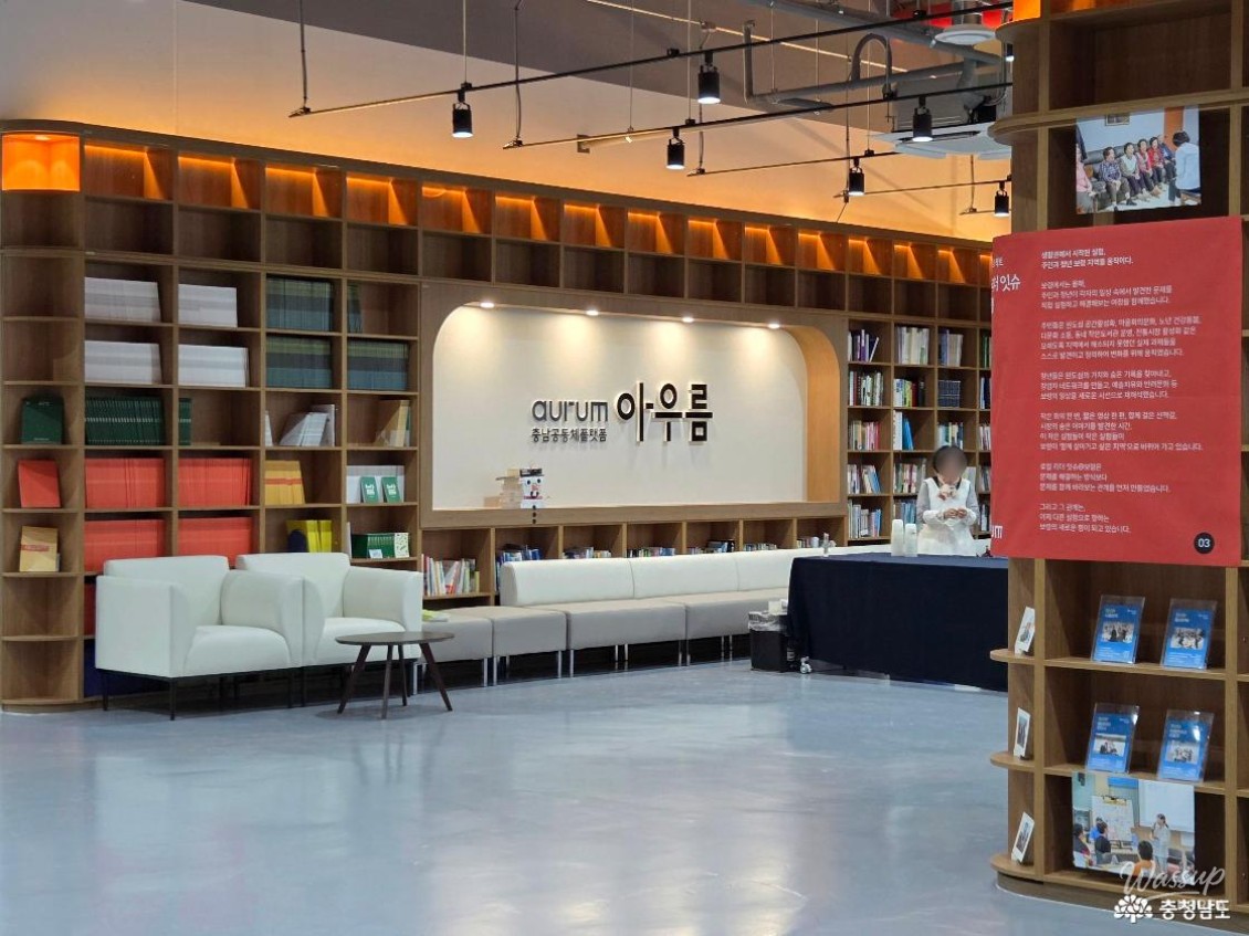 Main Workation Center area with large shared desk and meeting-friendly layout