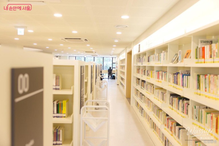 Relaxed reading scene in a Seoul library café lounge