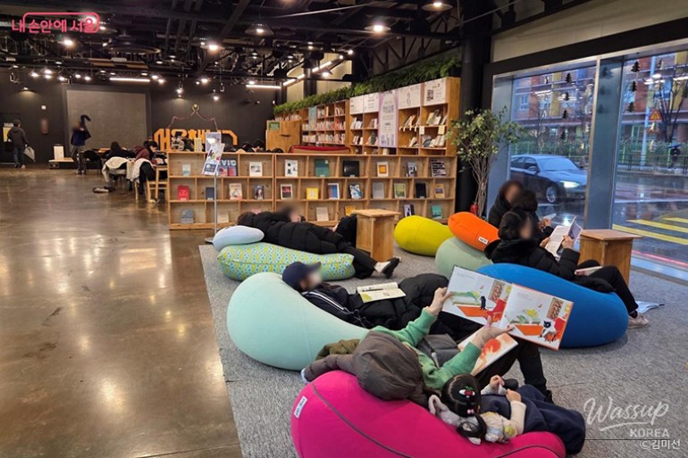 Interior view of a Seoul reading space designed for relaxation