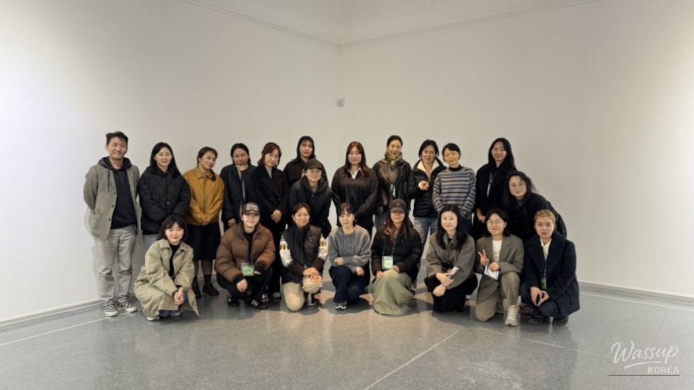 Team discussions on exhibition planning and layout by trainee curators