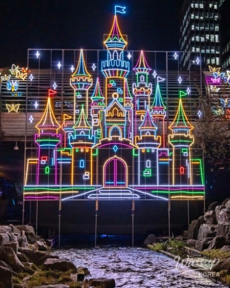 Seoul Fantasia zone featuring magical lantern scenes along Cheonggyecheon