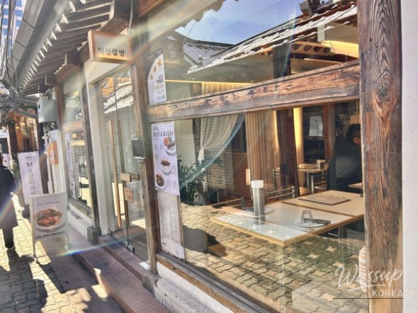 Hanok exterior view of Ikseon Jabbang restaurant in Ikseon-dong