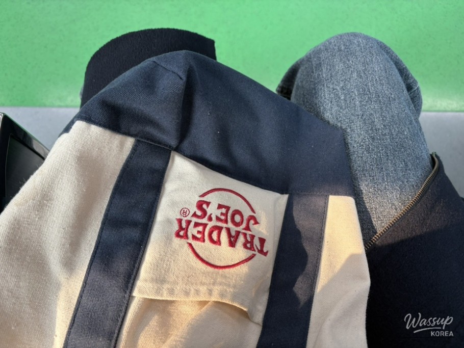 Cafe visit and desserts during a relaxed weekday outing