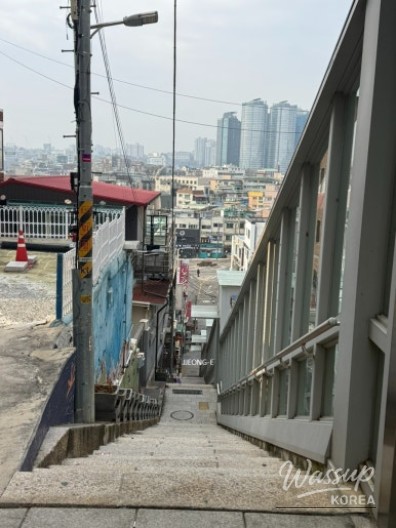 Australian-style latte with cute latte art served at a Haebangchon café