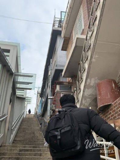 View from a narrow staircase revealing Haebangchon city scenery