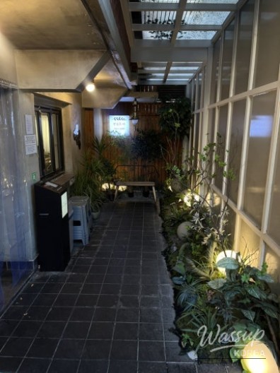 Interior atmosphere of Yeonnam Tomato in Bukchon with clean and cozy seating