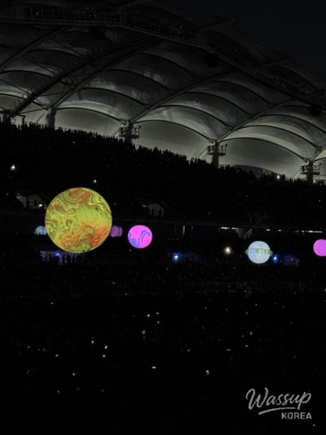 Waterfront stage atmosphere with rich resonance and focused listening crowd