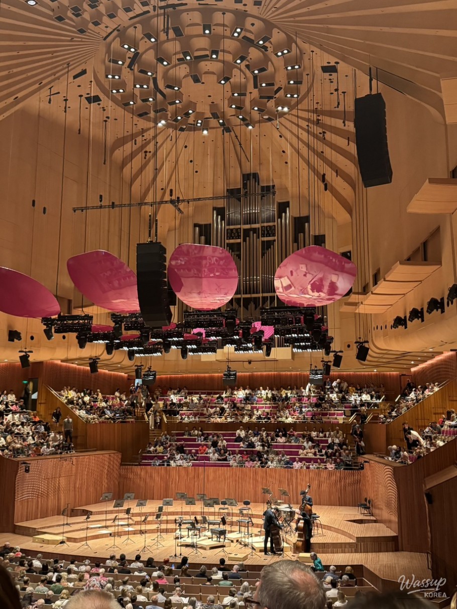 Audience view of an intimate voice-and-guitar concert setting in winter