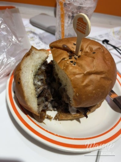 Casual dining atmosphere around Melting Soul seating