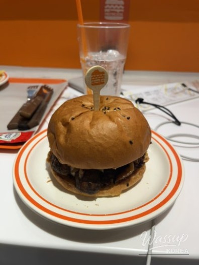 Table setup with burgers and drinks at Melting Soul