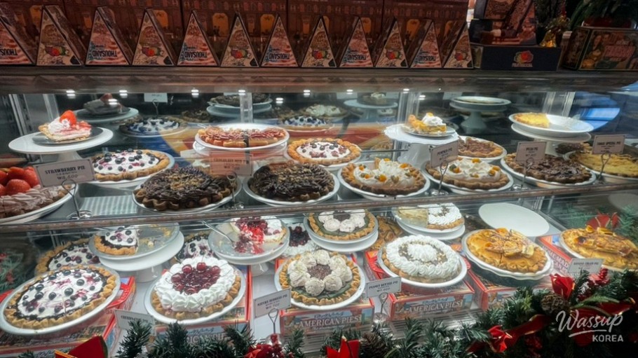Dessert counter view inside Seongsu Pie