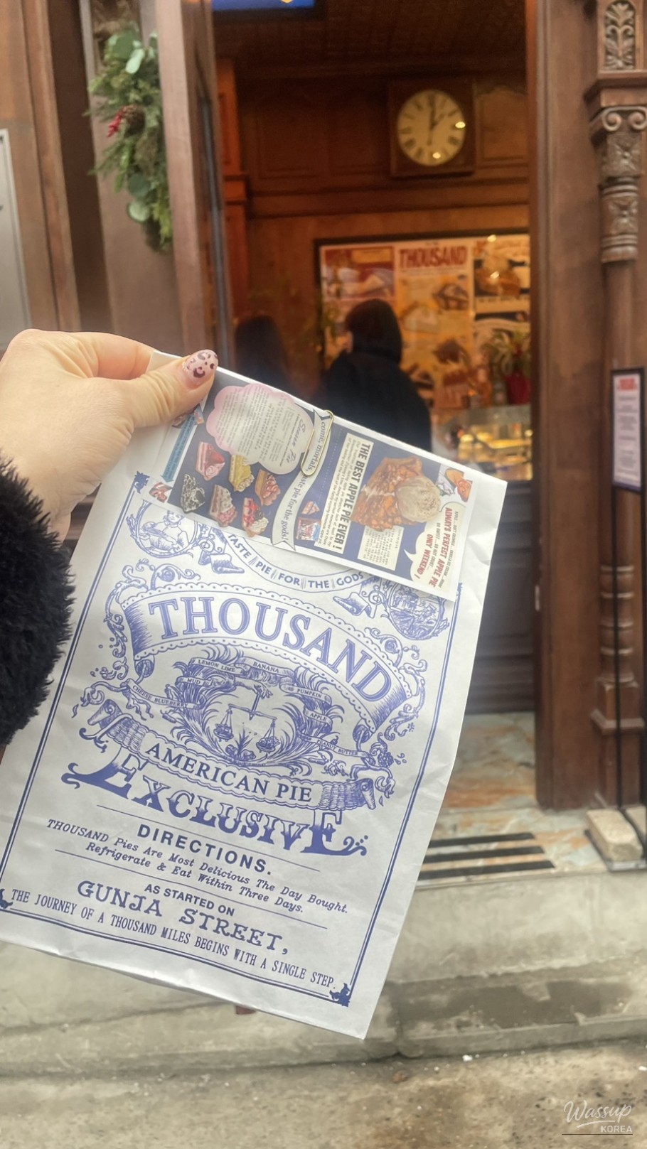 Dessert cafe exterior blending with Seongsu-dong alley atmosphere