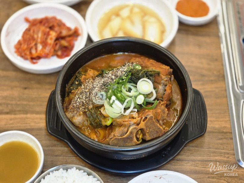 Exterior view of Sinmi Gamjatang Sinsa Branch near Gangnam-daero