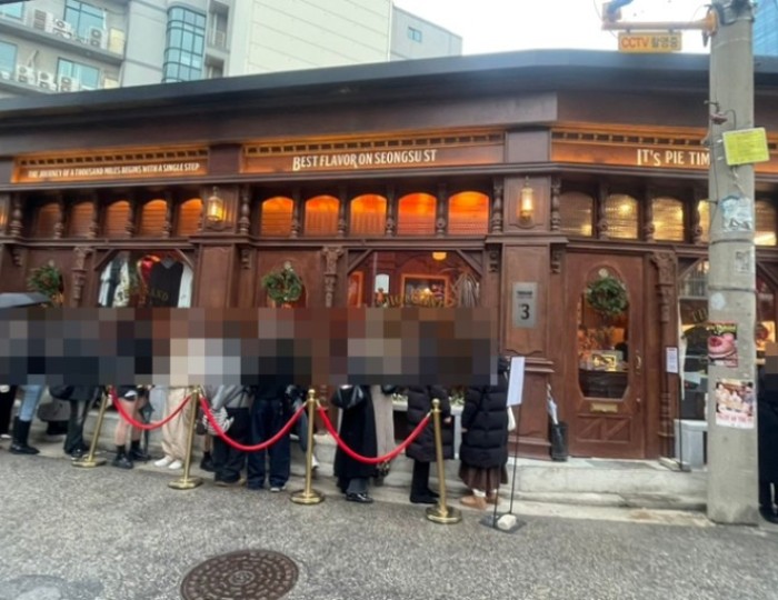 Exploring the Charming Dessert Spot: Seongsu Pie float