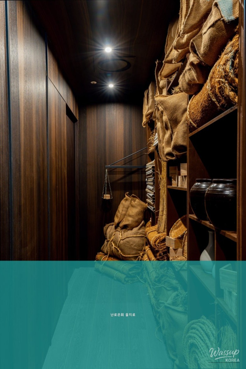 Cozy interior designed for shared meals at Narloeunhoe