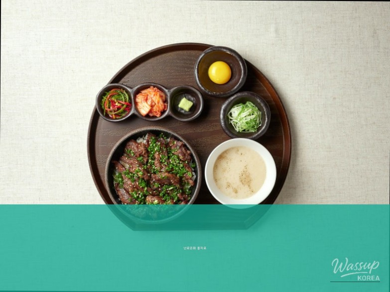 Table setting prepared for group dining at Narloeunhoe