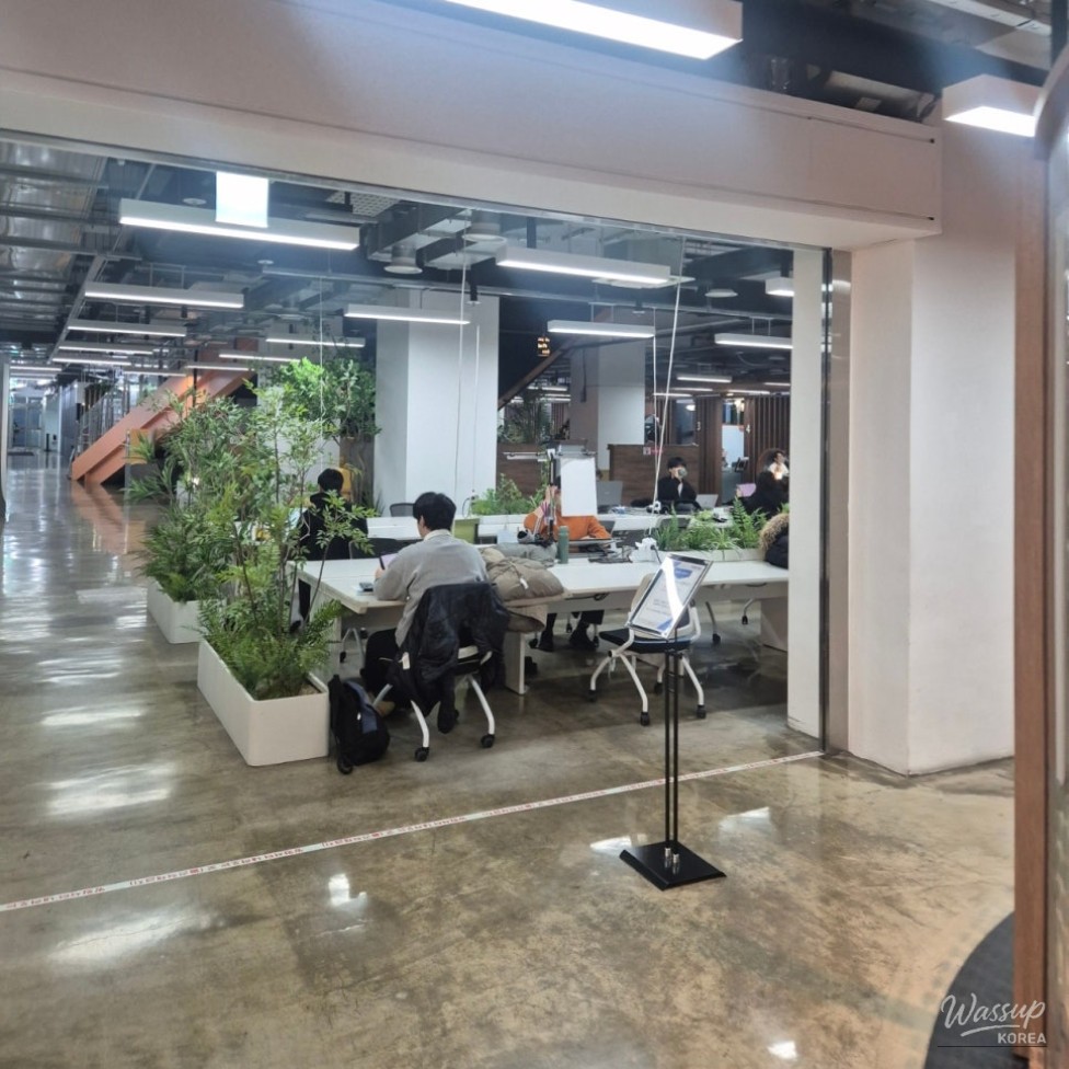 Open seating layout inside the first floor of Seoul Startup Hub