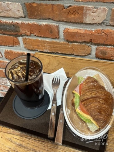 Cafe recommended for work with a unique ramen vending machine