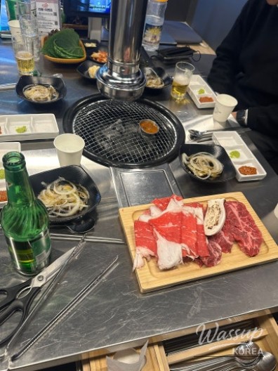 Spacious interior seating designed for group dining at Ibaekjeom Meat Restaurant
