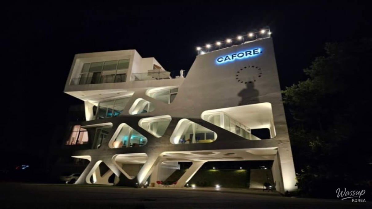 Outdoor garden and full silhouette of Capore gallery cafe in winter