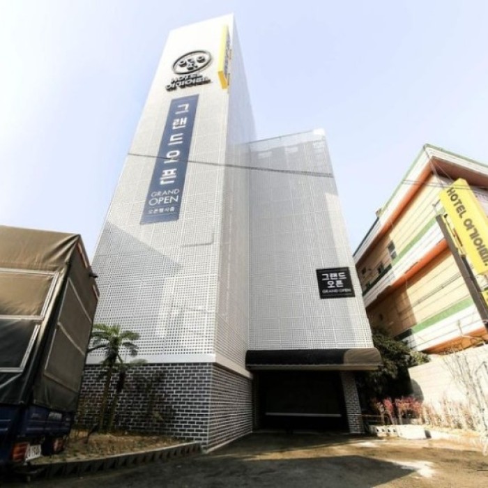 Exterior and first impression of Hotel Here You Go in Yangsan