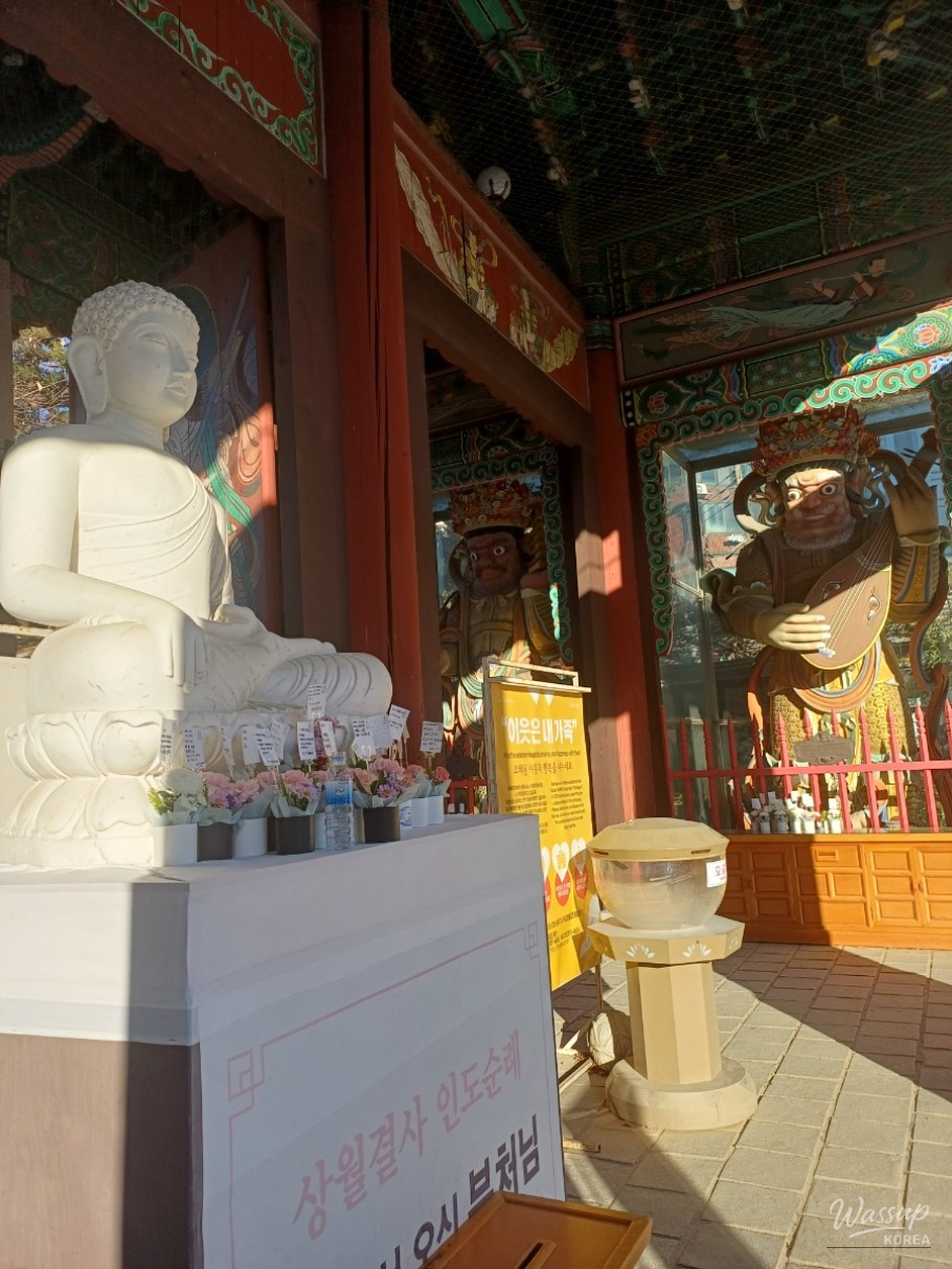 Bongeunsa Temple buildings contrasted against Gangnam skyscrapers