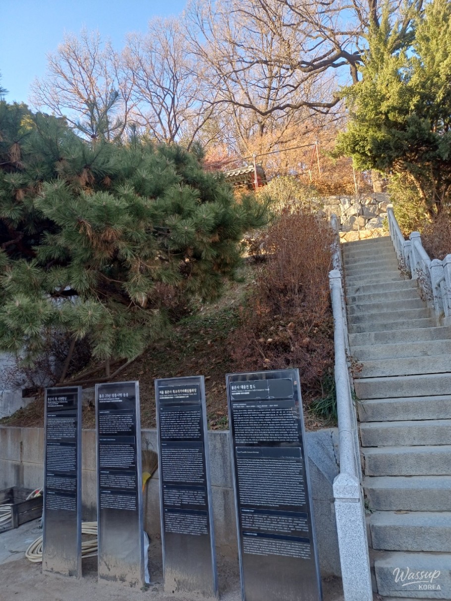 Visitors walking slowly through Bongeunsa grounds