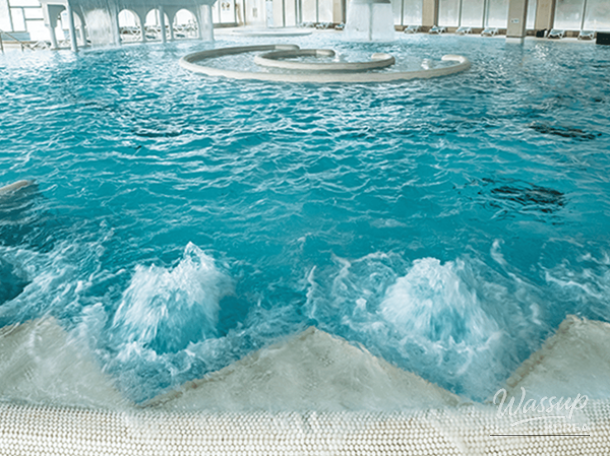 Large indoor bade pool at Termeeden designed for relaxation and massage