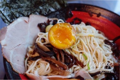 Additional view of ramen presentation highlighting balance and simplicity