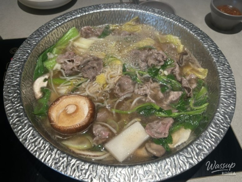 Side dishes and sauces provided with the shabu-shabu set