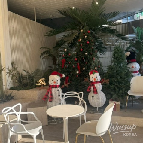 Cozy interior atmosphere of La Avenue dessert cafe in Seongsu