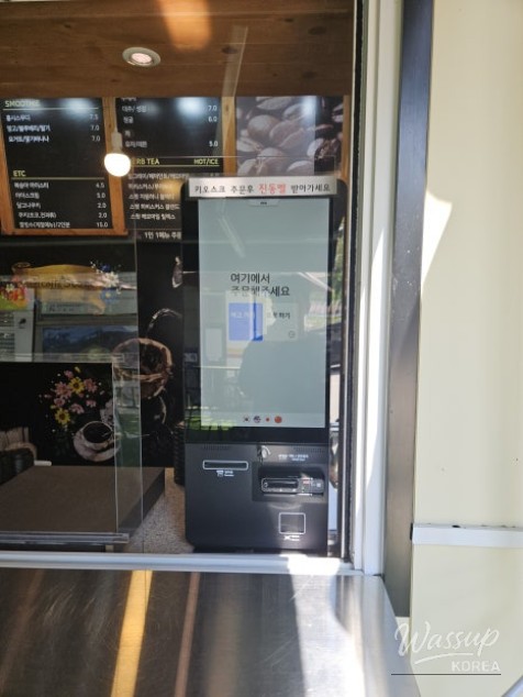 Installation Case of Windbreak Box for Cafe Kiosk Ordering Space_02