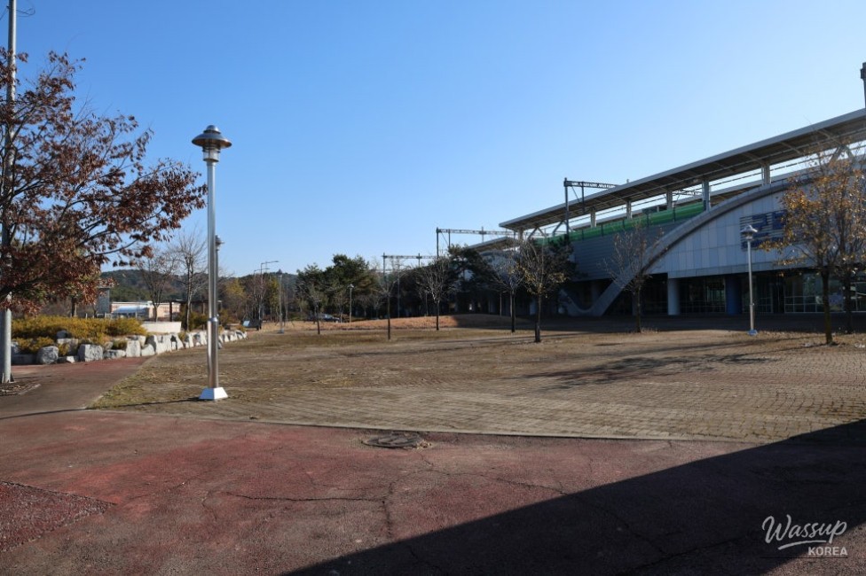 Interior facilities of Gunbuk Station including waiting area and platform access