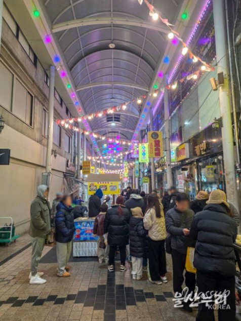 Winter night market stalls in Ulsan serving desserts and freshly made ice cream