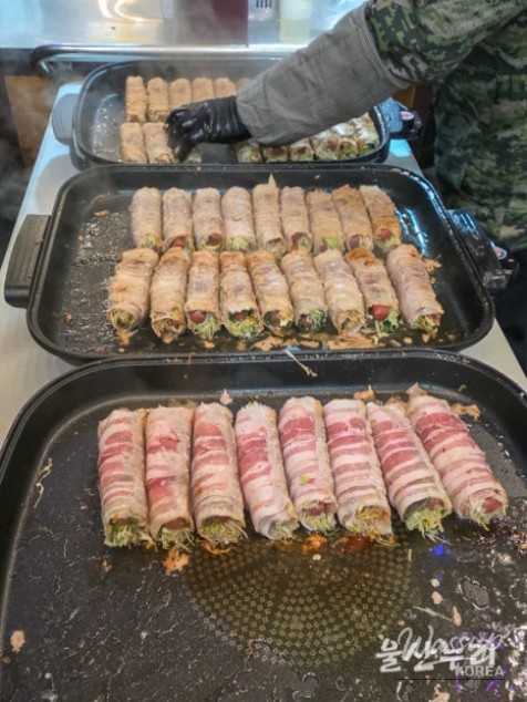 Popular winter snacks such as hoddeok and egg bread being prepared at the night market