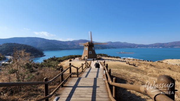 Harbor city scenery of Mokpo in winter with calm waterfront views and a reflective atmosphere