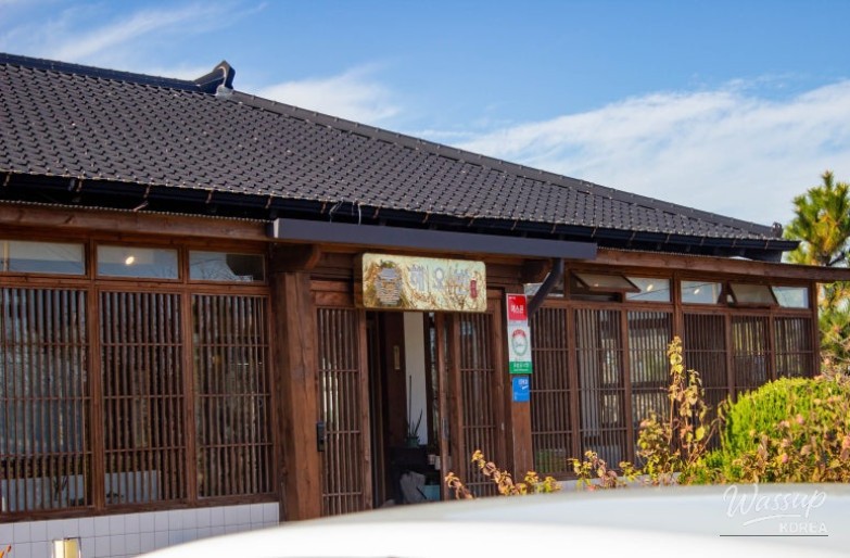 Hanok-style seafood ramen restaurant in Aewol with calm atmosphere and easy parking