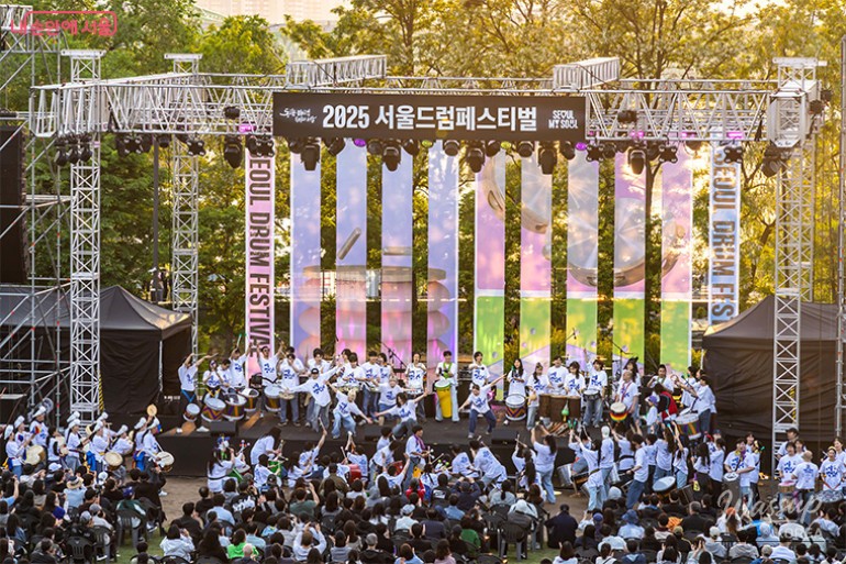 Citizen performers participating in a drum parade at the Seoul Drum Festival