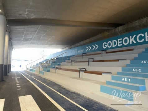 People enjoying walking and cycling at the Godukcheon Lounge along the Han River