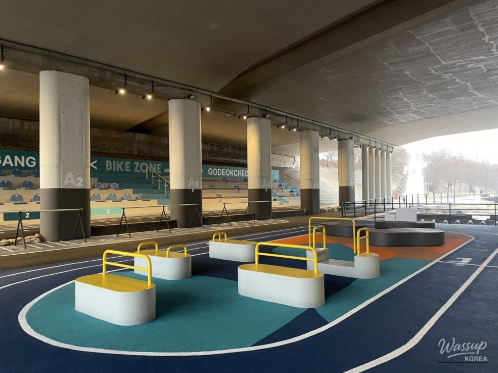 View of the Godukcheon Lounge showing its transformation from a passageway into a riverside leisure space