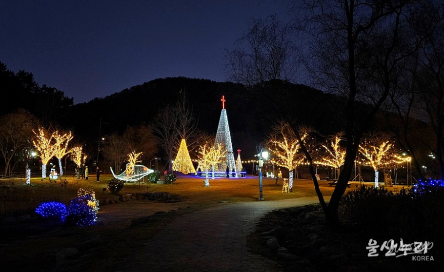 Main Christmas tree lighting display attracting visitors at Seonam Lake Park