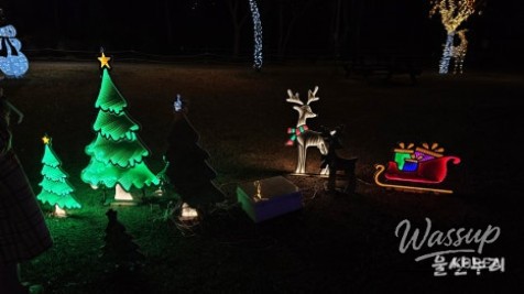 Gazebo decorated with roses serving as a photo spot at Seonam Lake Park