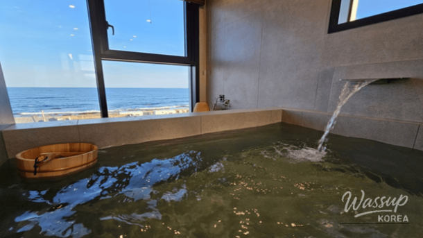 Ocean-view tatami room and Japanese decor at Pohang Ensoku in winter