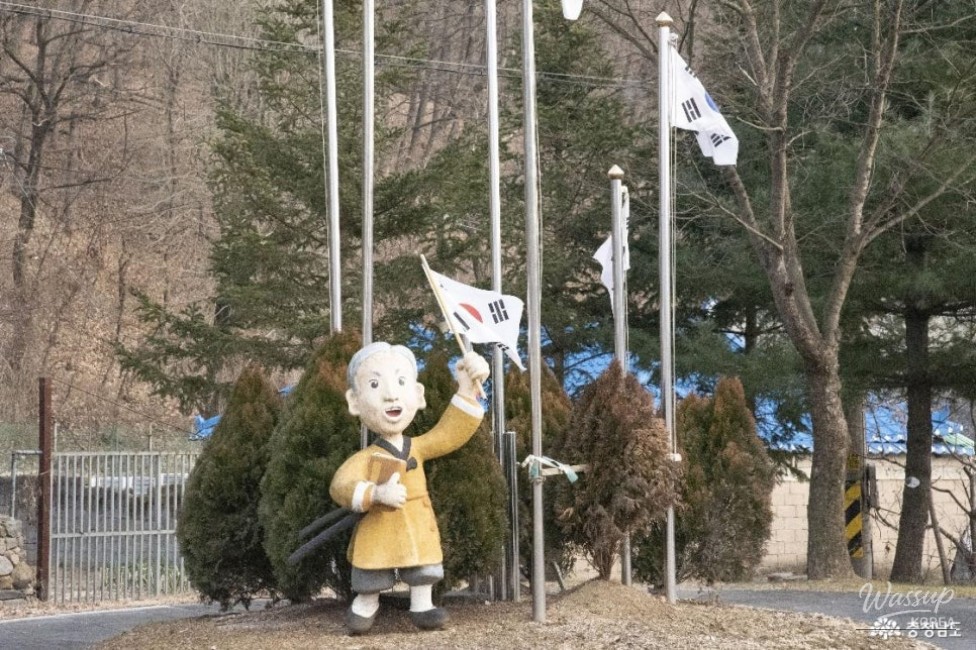 Interior of Lee Dong-nyeong’s birthplace showing preserved living space and historical exhibits